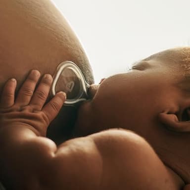 Munchkin® Flow Nipple Shield + with See-Thru Channel to Watch Milk Flow - Nurse Confidently and Meet Your Breastfeeding Goals, Silicone - 24mm - Image 3