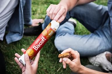 Lotus Biscoff Sandwich Cookies, Biscoff Cream, 15 Cookies per pack, 5.29 Ounce (Pack of 9) - Image 6