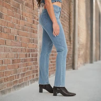 Levi's Women's Classic Straight Jeans (Standard and Plus), (New) Lapis Topic-Medium Indigo, 8 Regular - Image 4