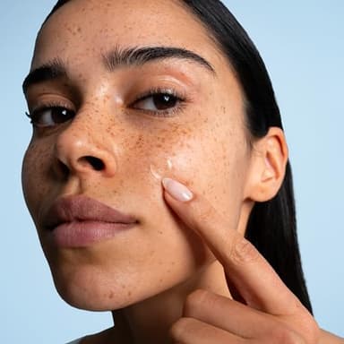 La Roche-Posay Effaclar Multi-Target Blemish Patches, Hydrocolloid Pimple Patches For Face Shields, Targets & Absorbs, Suitable Under Makeup, 22 Patches, 12 Small Size & 10 Medium Size - Image 6
