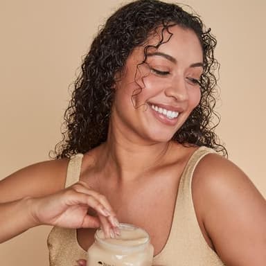 Tree Hut Vanilla Shea Sugar Exfoliating & Hydrating Body Scrub, 18 oz - Image 4