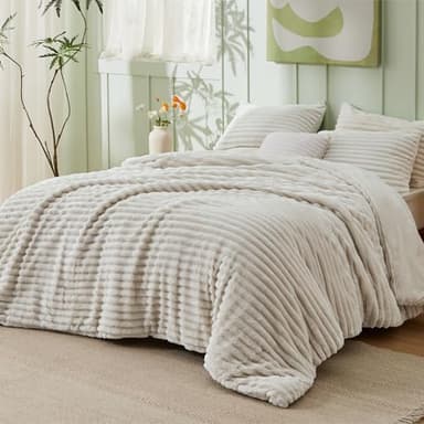 Bedsure Fluffy Comforter Set King Size - Super Soft Faux Fur Bed Set Linen, All Seasons Warm Plush Fleece Bedding, 3 Pieces, 1 Shaggy Fuzzy King Comforter with 2 Pillowcases - Image 2