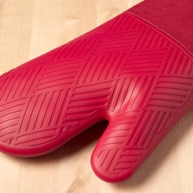 TOWN & COUNTRY BASICS Basketweave Soft Silicone Oven Mitt 2-Pack Set, Heat Resistant up to 500F, Flexible Silicone, Non-Slip Grip, Red, 7.5"x13" - Image 3