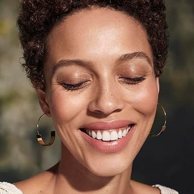 Well People Superpowder Brightening Powder, Baked Setting Powder For a Luminous Complexion, Blurs Imperfections & Smoothes Skin, Vegan & Cruelty-free, Pearl - Image 4