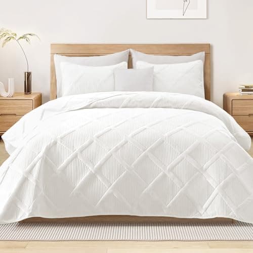 Exclusivo Mezcla Quilts Queen Size - White Quilt Set Bedspread with 2 Pillow Shams, Modern Bedding Set with Striped Pattern, Soft Lightweight Bedspreads Queen Size for All Seasons - Image 1
