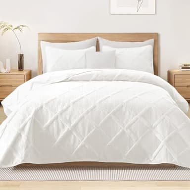 Exclusivo Mezcla Quilts Queen Size - White Quilt Set Bedspread with 2 Pillow Shams, Modern Bedding Set with Striped Pattern, Soft Lightweight Bedspreads Queen Size for All Seasons - Image 1