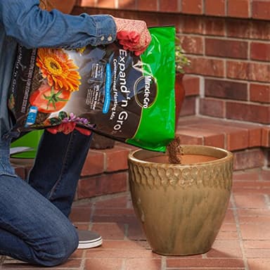 Miracle-Gro Expand 'n Gro Concentrated Planting Mix, Just Add Water for up to 3X Expansion, For Container and In-Ground Use, .33 cu. ft. Expands up to 1 cu. ft. - Image 2